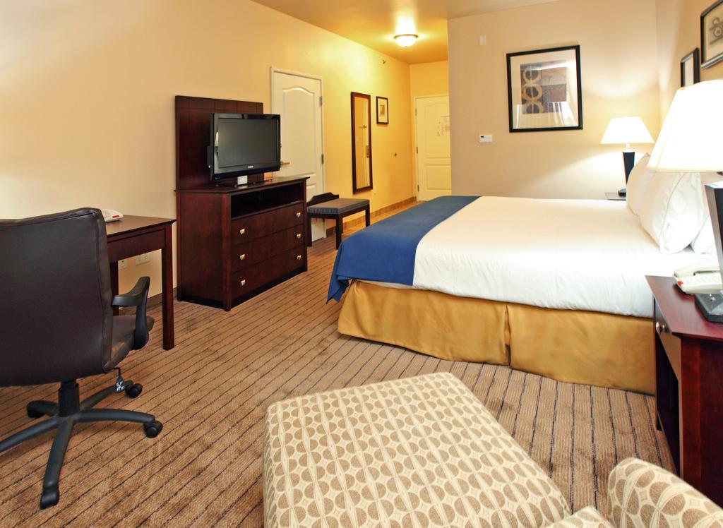 Holiday Inn Express Hotel & Suites Marshall By Ihg Pokoj fotografie